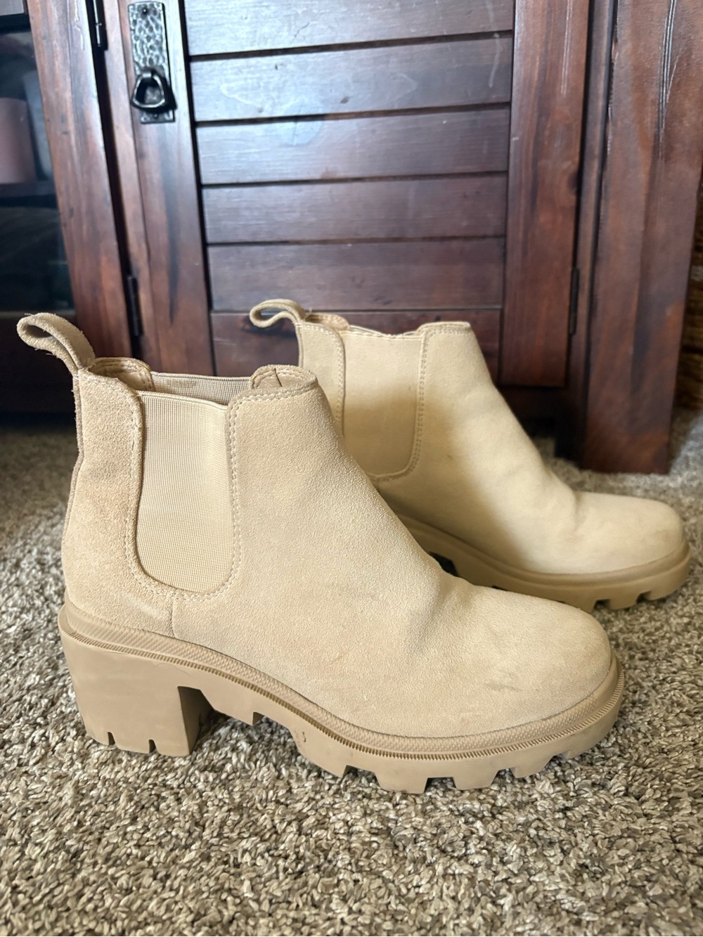 Steve Madden Chunky Chelsea Booties in Beige Suede - size 7